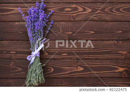 Dry lavender flowers on wooden background close up 92122475