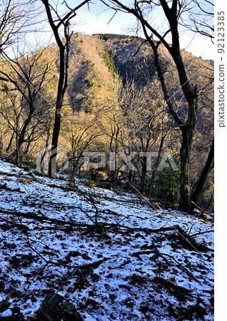Henmuroyama in the Asahi in the snowy mountains from Mt. Miune in Tanzawa 92123385
