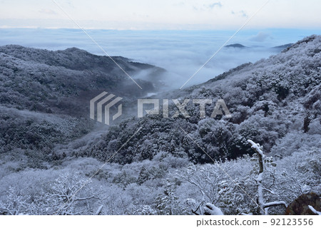 Snow scene of Okoyama See the sea of clouds and the valley spreading to the southwest from the small peak on the south side of the summit. Snow scene of Okoyama See the sea of clouds and the valley spreading to the southwest from the small peak on the south side of the summit. 92123556