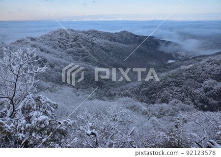 Snow scene of Okoyama See the sea of clouds and the valley spreading to the southwest from the small peak on the south side of the summit. 92123578