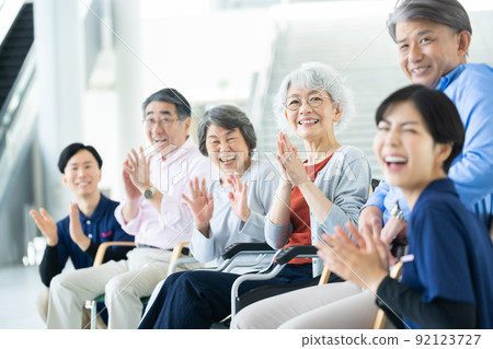 養老院有看護者看供品 老人形象 看護人 92123727