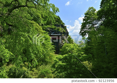 小諸市布引市釋尊寺觀音堂的淺間山 小諸市布引市釋尊寺觀音堂的淺間山 92123956