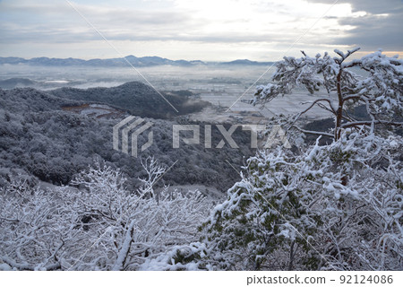 岡山雪景:從山南側的小山峰眺望向東延伸的白雪覆蓋的鄉野和禦賀山地區。 岡山雪景:從山南側的小山峰眺望向東延伸的白雪覆蓋的鄉野和禦賀山地區。 92124086