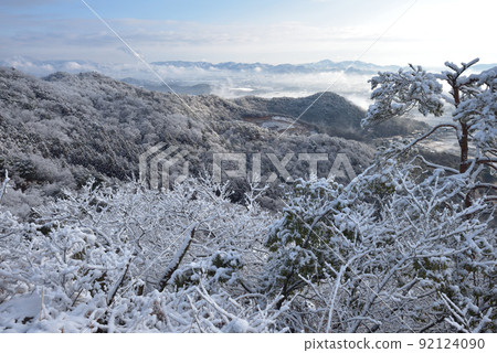 岡山的雪景:從岡山南側的小山峰看東側的西葉富士 岡山的雪景:從岡山南側的小山峰看東側的西葉富士 92124090