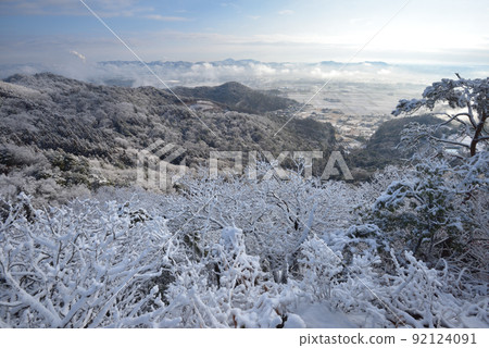岡山雪景:從山南側的小山峰眺望向東延伸的白雪覆蓋的鄉野和禦賀山地區。 岡山雪景:從山南側的小山峰眺望向東延伸的白雪覆蓋的鄉野和禦賀山地區。 92124091