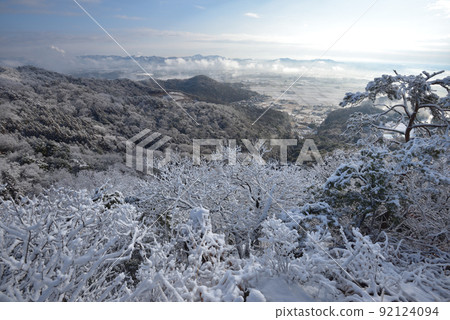 岡山雪景:從山南側的小山峰眺望向東延伸的白雪覆蓋的鄉野和禦賀山地區。 岡山雪景:從山南側的小山峰眺望向東延伸的白雪覆蓋的鄉野和禦賀山地區。 92124094