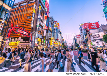 日本第 7 波 BA.5 感染超級爆炸的東京城市景觀。行動無限制，歌舞伎町有威脅流量=7月17日 92124252