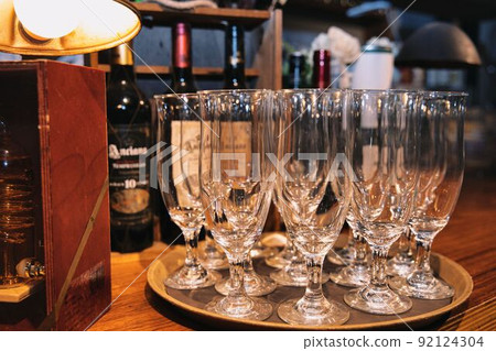 A glass 92124304