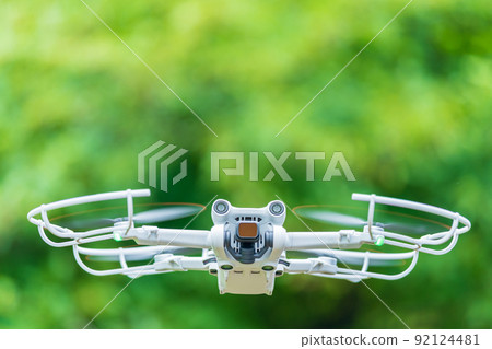 飛行中的無人機新鮮綠色 飛行中的無人機新鮮綠色 92124481