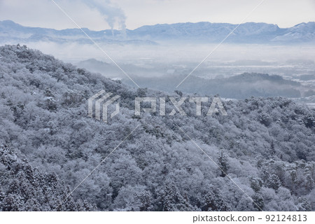 Snow scene of Okoyama: View the ridge and Kuzuu area from the small peak on the south side of the summit to Nishiba Fuji from the summit of Okoyama Snow scene of Okoyama: View the ridge and Kuzuu area from the small peak on the south side of the summit to Nishiba Fuji from the summit of Okoyama 92124813