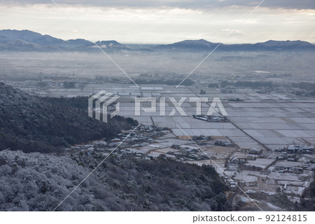 岡山雪景:從山頂南側的小山峰遠眺東山腳下的田園和禦賀山方向。 岡山雪景:從山頂南側的小山峰遠眺東山腳下的田園和禦賀山方向。 92124815