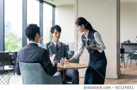 在餐廳服務顧客的女服務員 在餐廳服務顧客的女服務員 92124851