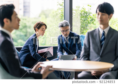 商務集團在大廳交談 商務集團在大廳交談 92124853