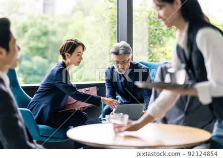 在咖啡館的業務小組會議 在咖啡館的業務小組會議 92124854
