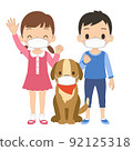 戴著面具的孩子和狗的插圖 92125318