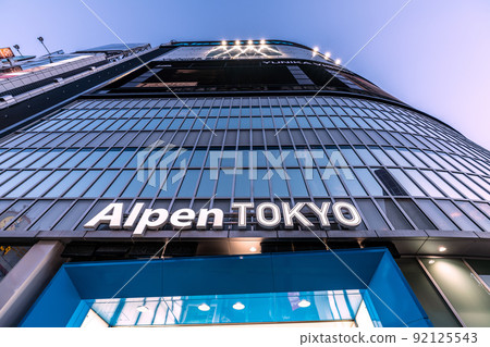 日本第 7 波 BA.5 感染超級爆炸的東京城市景觀。歌舞伎町一番町前的阿爾卑斯山東京 = 7 月 17 日 92125543