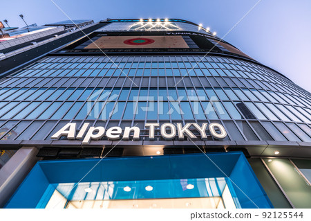 日本第 7 波 BA.5 感染超級爆炸的東京城市景觀。歌舞伎町一番町前的阿爾卑斯山東京 = 7 月 17 日 92125544