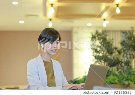 略顯驚訝的女商人 略顯驚訝的女商人 92126582