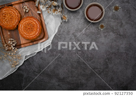 Chinese traditional mid autumn festival moon cake on rustic black background. Top view with copy space 92127350