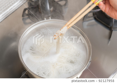 [中間主婦用筷子煮麵條] 92127958