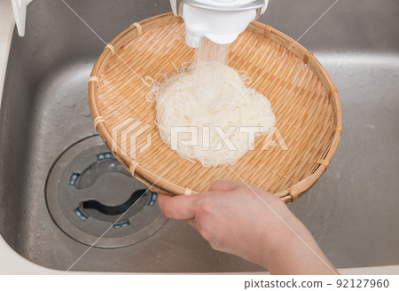 [中間主婦用流水冷卻煮熟的掛麵] 92127960