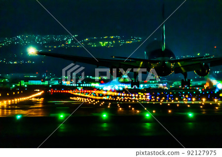夜間飛機降落・大阪府豐中市大阪國際機場（伊丹機場） 92127975
