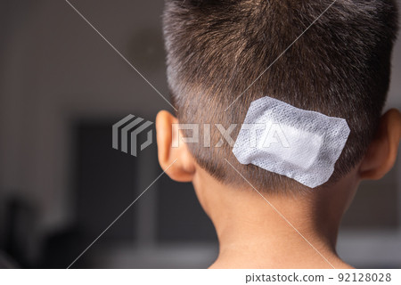 The lacerated suture wound of kid back head which suture with trauma the head by medical bandage 92128028