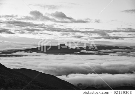 清晨從郁志原高原看蓼科山和八嶽山（單色） 92129368