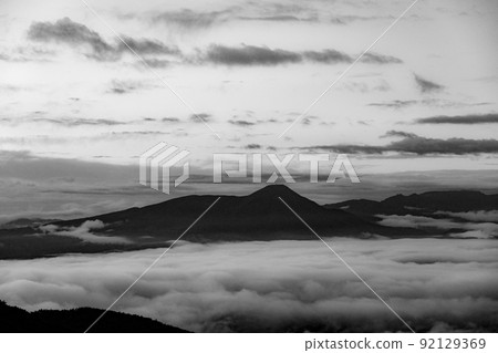 清晨從郁志原高原看蓼科山和八嶽山（單色） 92129369