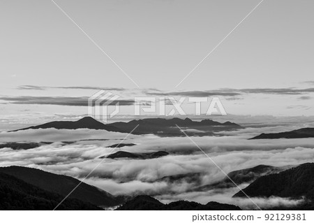 清晨從郁志原高原看蓼科山和八嶽山（單色） 92129381