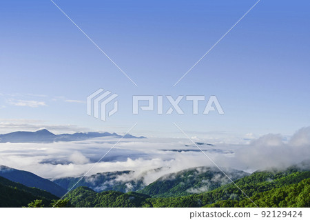 View of Mt. Tateshina and Mt. Yatsugatake from the Utsukushigahara plateau in the early summer morning 92129424