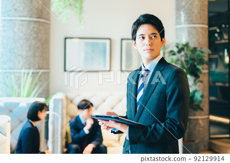 與片劑的一個商人 92129914