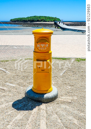 Happy yellow post against the backdrop of Qingdao (Miyazaki City, Miyazaki Prefecture) Happy yellow post against the backdrop of Qingdao (Miyazaki City, Miyazaki Prefecture) 92129983