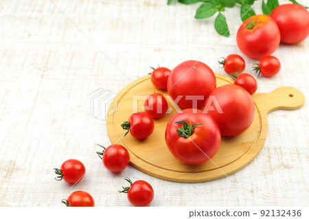 新鮮的西紅柿和櫻桃西紅柿 新鮮的西紅柿和櫻桃西紅柿 92132436