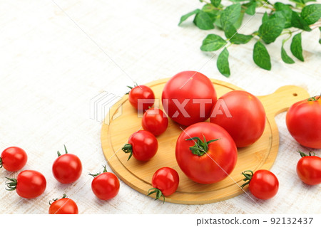 Fresh tomatoes and cherry tomatoes 92132437