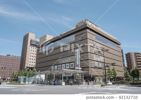 京都站八條口前，京都市下京區烏丸八條十字路口附近的街景 92132710