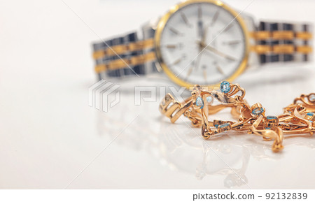 Elegant women's wristwatch with a bimetallic bracelet and a gold necklace with topaz Elegant women's wristwatch with a bimetallic bracelet and a gold necklace with topaz 92132839