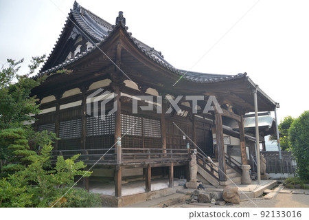 It is Fukuzenji Temple in Tomonoura, Fukuyama, which is famous for its anti-tide tower. 92133016