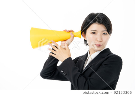 白色背景中戴著黃色擴音器的女新員工 92133366