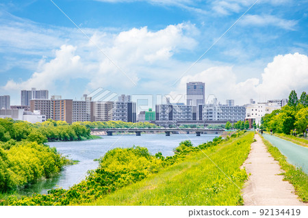 從大芝町的自行車道向下游看廣島市中心。你可以看到麗嘉皇家酒店。 從大芝町的自行車道向下游看廣島市中心。你可以看到麗嘉皇家酒店。 92134419