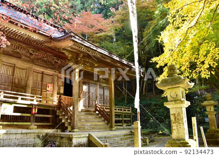 岐阜縣伊比川町橫倉寺的正殿和黃葉 岐阜縣伊比川町橫倉寺的正殿和黃葉 92134473