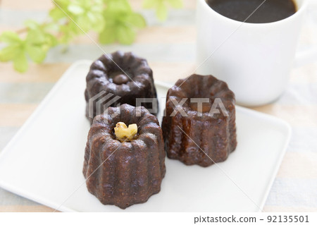 Delicious canelé and hot coffee Delicious canelé and hot coffee 92135501