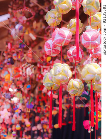 Hinamatsuri 的重疊五顏六色的掛小雞 Hinamatsuri 的重疊五顏六色的掛小雞 92135593