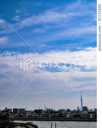 從東京奧戶的 Kannana-Dori Avenue No. 7 Aoto Bridge 看到的夏日天空和天空樹 從東京奧戶的 Kannana-Dori Avenue No. 7 Aoto Bridge 看到的夏日天空和天空樹 92135600