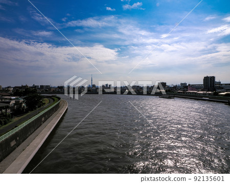 從東京奧戶的 Kannana-Dori Avenue No. 7 Aoto Bridge 看到的夏日天空和天空樹 從東京奧戶的 Kannana-Dori Avenue No. 7 Aoto Bridge 看到的夏日天空和天空樹 92135601