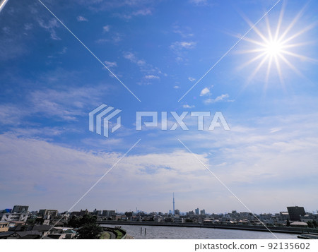 從東京奧戶的 Kannana-Dori Avenue No. 7 Aoto Bridge 看到的夏日天空和天空樹 從東京奧戶的 Kannana-Dori Avenue No. 7 Aoto Bridge 看到的夏日天空和天空樹 92135602