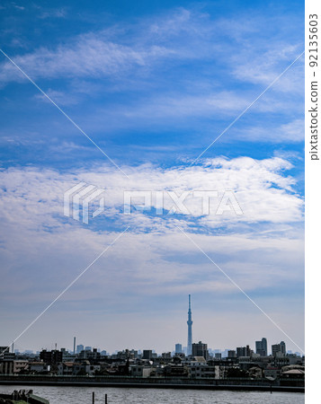 從東京奧戶的 Kannana-Dori Avenue No. 7 Aoto Bridge 看到的夏日天空和天空樹 從東京奧戶的 Kannana-Dori Avenue No. 7 Aoto Bridge 看到的夏日天空和天空樹 92135603