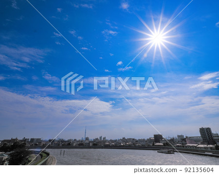 從東京奧戶的 Kannana-Dori Avenue No. 7 Aoto Bridge 看到的夏日天空和天空樹 從東京奧戶的 Kannana-Dori Avenue No. 7 Aoto Bridge 看到的夏日天空和天空樹 92135604