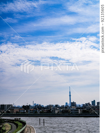 從東京奧戶的 Kannana-Dori Avenue No. 7 Aoto Bridge 看到的夏日天空和天空樹 從東京奧戶的 Kannana-Dori Avenue No. 7 Aoto Bridge 看到的夏日天空和天空樹 92135605