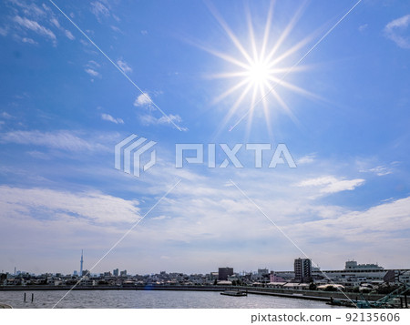 從東京奧戶的 Kannana-Dori Avenue No. 7 Aoto Bridge 看到的夏日天空和天空樹 92135606